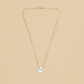 Collar Flor de Fresita Blanca