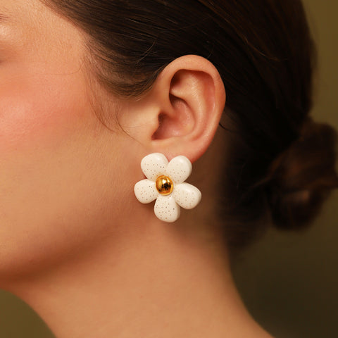 Aretes Flor de Fresa Blanco