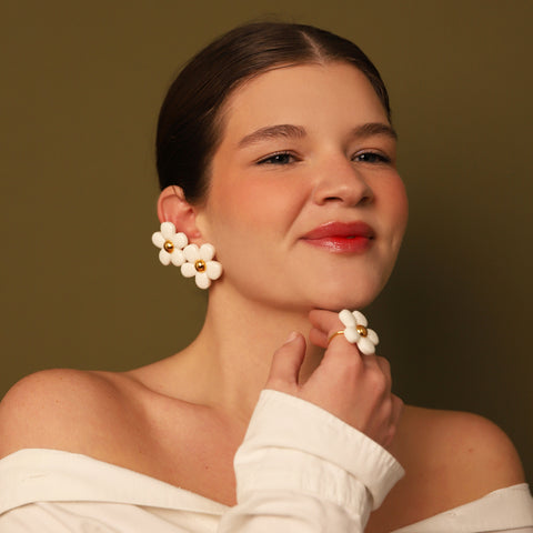 Aretes Flor de Fresa Blanco