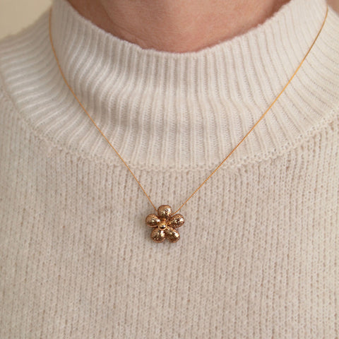 Collar Flor de Fresita Dorada