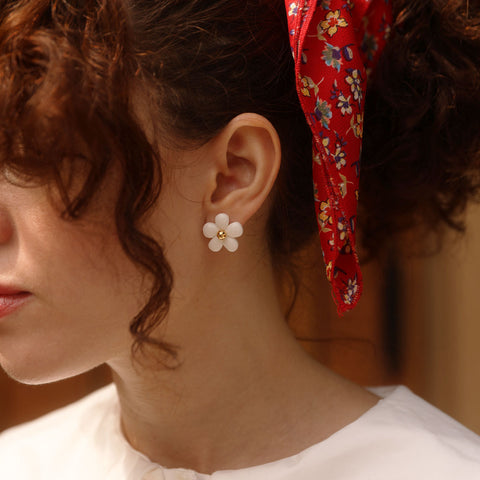 Aretes Flor de Fresita Blanca